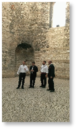 スプリットのアウグスティヌス帝宮殿でクロアチアの伝統音楽クラパ(無形文化遺産)を演奏するア・カペラグループ