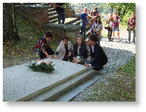 ドラ・ペヤチェヴィッチのお墓に献花